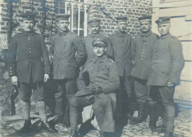 Tuğla taş kameraya poz binanın önünde yedi Alman askerleri