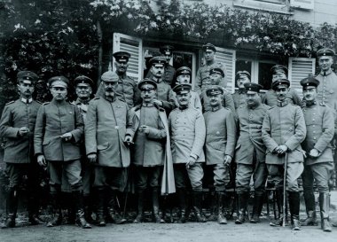 Kameraya poz bina önünde Alman subayları