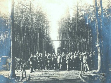 Alman askerleri girişinin kampta kamera poz