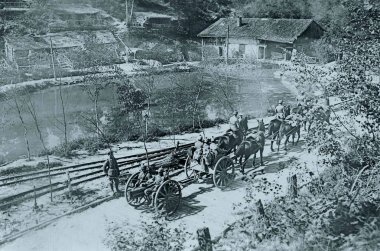 Mürettebat, köy geçen altı atlar tarafından çekilen Alman piyade silah