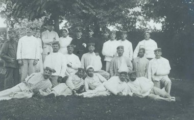 Bahçe'de Kızılhaç kız ile poz yaralı Alman askerler