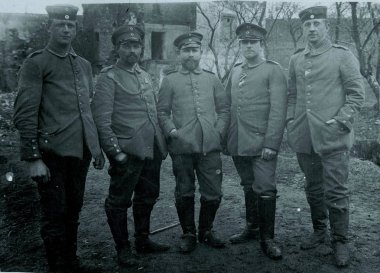 Köyde bina önünde beş Alman askerleri