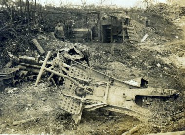 Alman askeri ile yakalanan emplacement kalıntıları ve Sahra topu yok