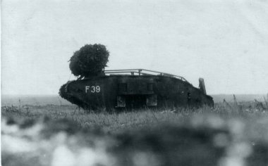 fascines üzerinde yay ile İngiliz Mark IV tank