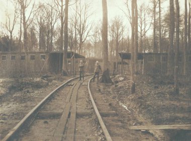 Alman alan depo ormandaki demiryolu hattına