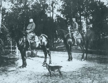 Alman subayı ve at ile köpek alanlarda çocuk
