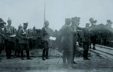 Wilhelm II ve Avusturya-Macaristan subaylar askerleri teftiş