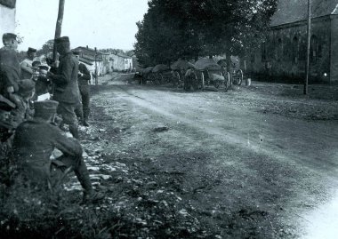 Alman askerleri at çizilmiş vagonlar bir yana köy yolu ile öğle yemeğinde