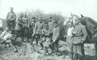 Grup Alman asker at ve köpek kamera ile poz