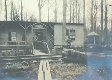 Alman askerleri konaklama önünde poz Villa Gent dediğimiz 