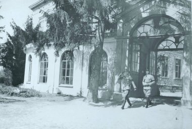 İki Avusturya-Macaristan memur personel binanın önünde