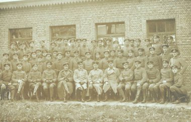 Alman takım için fotoğrafçı binanın önünde poz