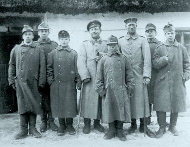 Yardımcı birliklerinin oğlanlarla Alman askerleri
