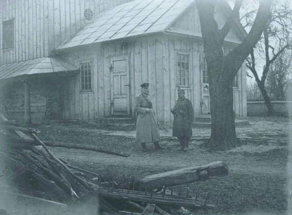 Dva Němečtí Vojáci Stojící Před Dřevěný Kostel — Stock fotografie