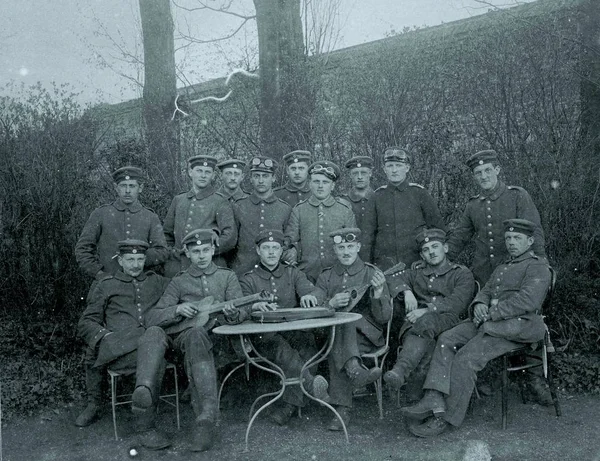 Duitse Soldaten Met Muzikant Instrumenten Poseren Camera — Stockfoto