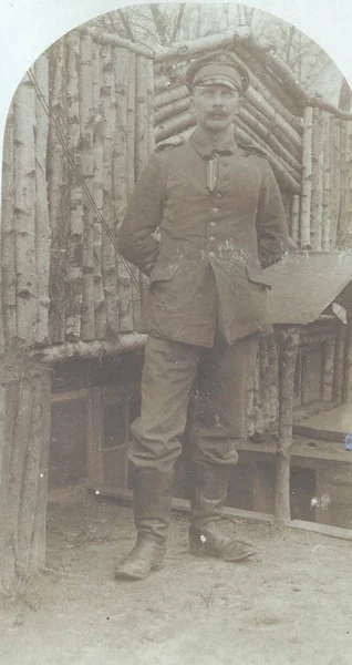 Soldat Allemand Devant Abri Bois Posant Caméra — Photo