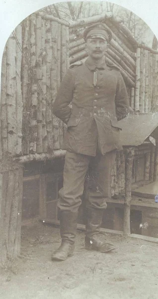 Deutscher Soldat Posiert Vor Hölzernem Unterstand Vor Der Kamera — Stockfoto