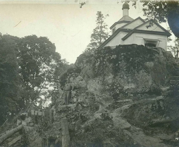 Russischer Soldat Posiert Unterhalb Der Orthodoxen Kirche Auf Einem Hügel — Stockfoto