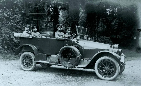Γερμανικά Προσωπικό Αυτοκίνητο Οδηγό Και Τρεις Υψηλόβαθμοι Αξιωματικοί — Φωτογραφία Αρχείου