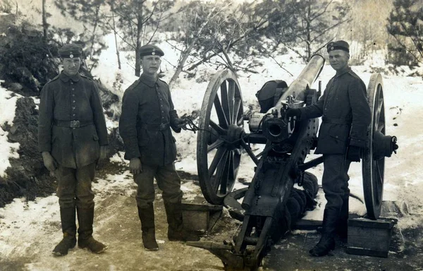 Drie Duitse Soldaten Naast Veld Pistool — Stockfoto