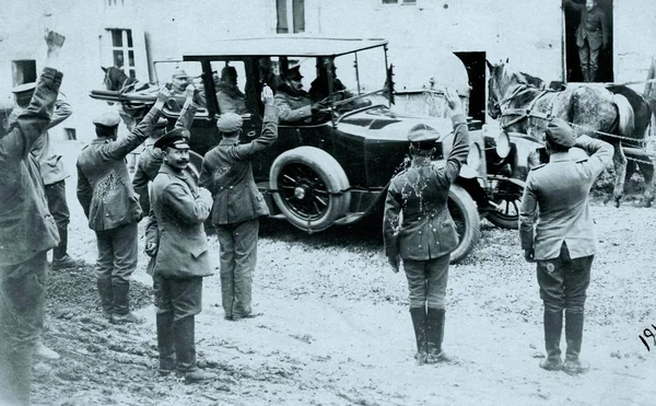 Żołnierzy Niemieckich Pozdrawiając Przed Personel Samochodów — Zdjęcie stockowe