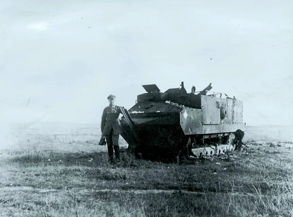 Německý Voják Pózuje Vedle Zničený Francouzský Tank Chermain — Stock fotografie