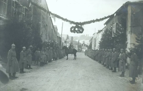 Γερμανοί Στρατιώτες Στέκεται Για Χαιρετούσαν Αριστερά Και Δεξιά Του Δρόμου — Φωτογραφία Αρχείου