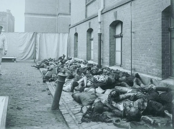 Dead Civilian Victims Laying Sidewalk German Guard — Stock Photo, Image