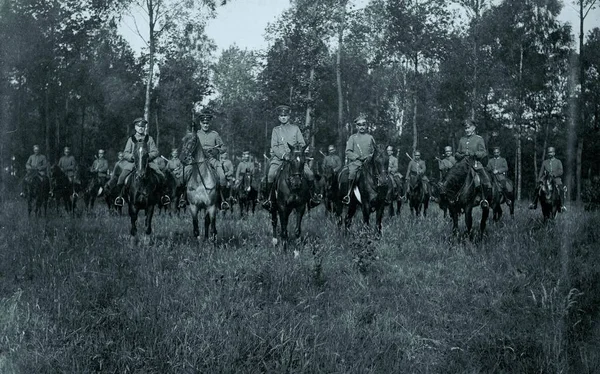 Formazione Cavalleria Con Ufficiali Spicco Fronte Alla Foresta — Foto Stock