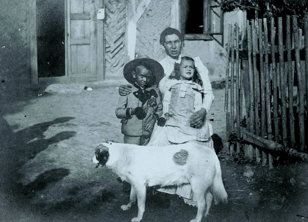 Mujer Con Niños Perro Frente Casa — Foto de Stock