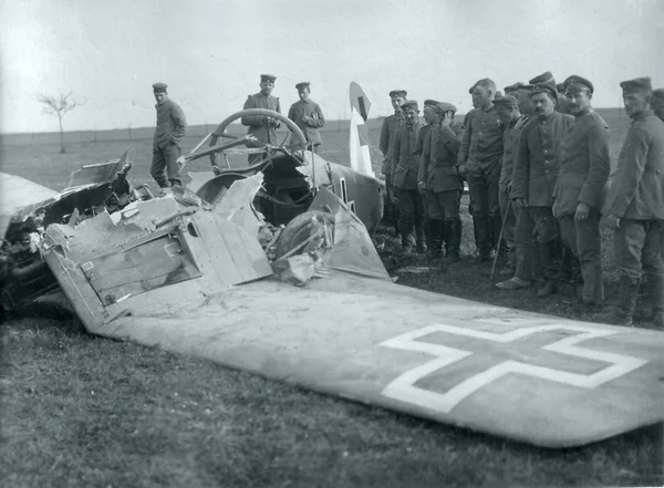 Soldati Tedeschi Che Ispezionano Relitto Abbattere Aereo Rece Tedesco — Foto Stock