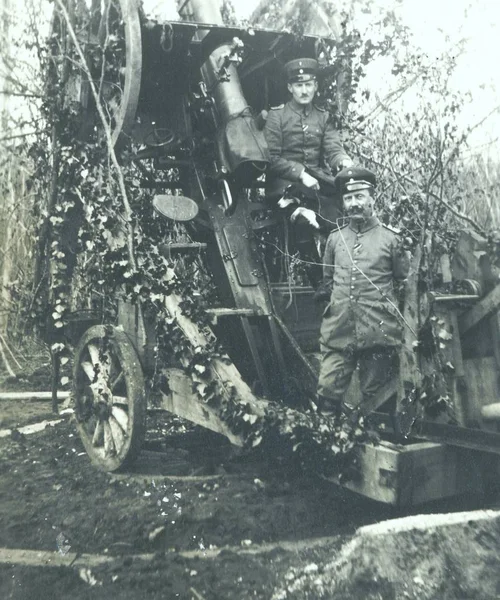 Kamufláž Německých Polních Děl Pozici Dva Vojáci — Stock fotografie
