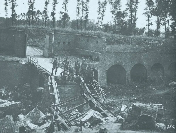 Tyska Soldater Förstörda Bron Stor Berikning — Stockfoto