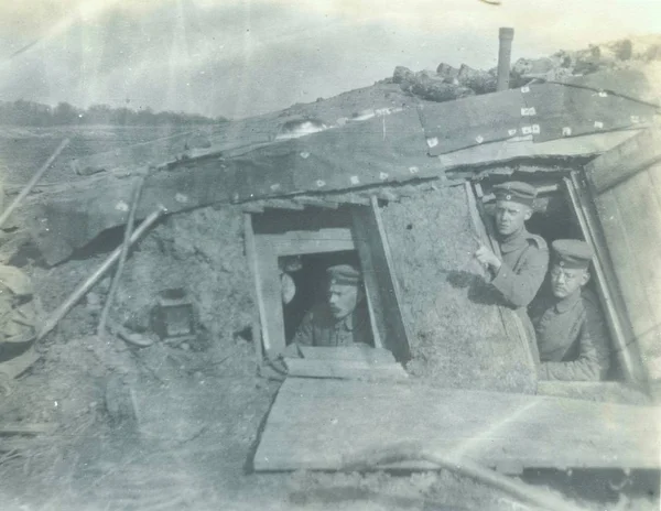 Tres Soldados Alemanes Mirando Hacia Fuera Bunker — Foto de Stock