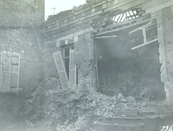 Ingang Van Zwaar Beschadigde Huis Het Bombardement — Stockfoto