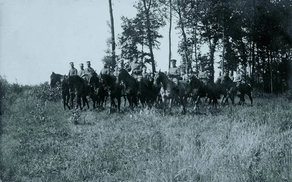 Tysk Kavalleriskvadron Framför Skogen — Stockfoto