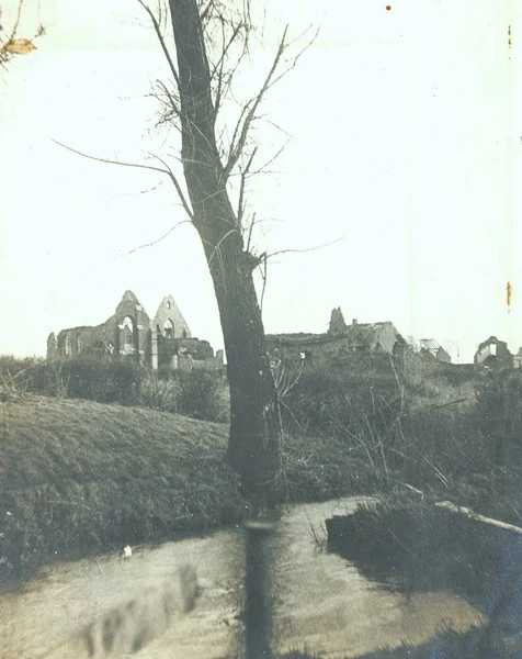 Vista Iglesia Bombardeada Pueblo Cercano — Foto de Stock