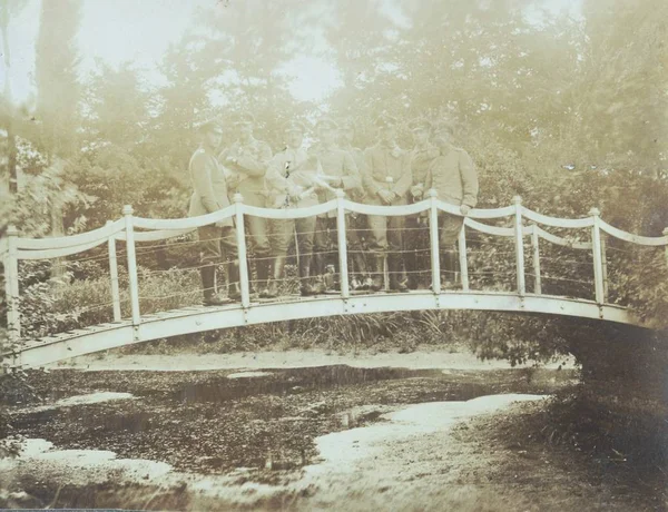 八德国士兵在小溪流上的桥上拍照 — 图库照片