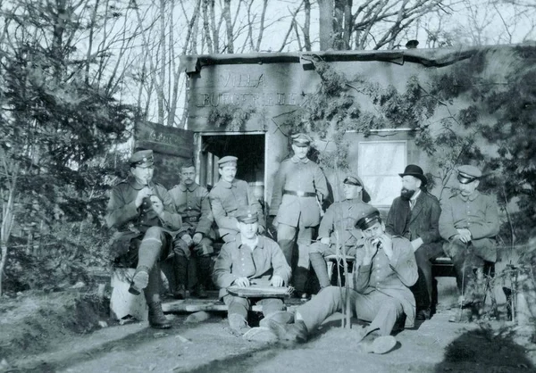 Німецьких Солдатів Цивільних Сидячи Перед Притулок — стокове фото