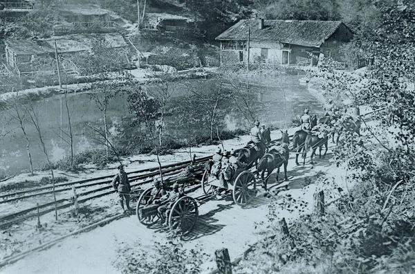 Deutsches Infanteriegeschütz Mit Besatzung Von Sechs Pferden Durch Dorf Gezogen — Stockfoto