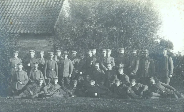 Grupo Soldados Alemães Posando Frente Galpão — Fotografia de Stock