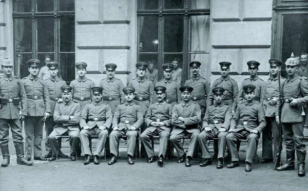 Duitse Soldaten Van 36E Regiment Poseren Voor Grote Gebouw — Stockfoto