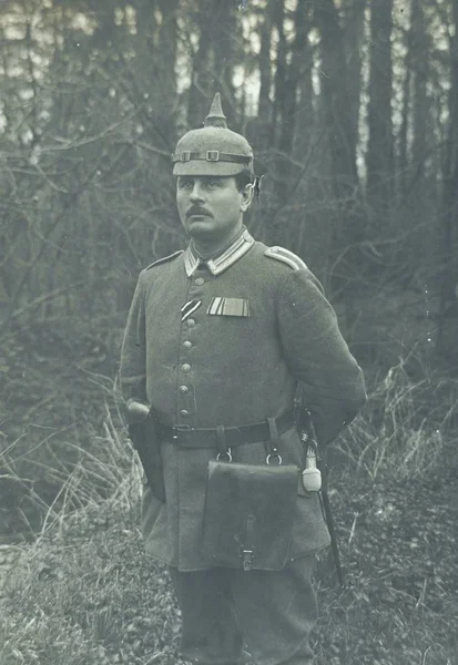 Německá Seržant Pózuje Kameru Oblastech — Stock fotografie