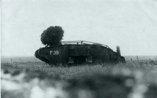 Fascines Üzerinde Yay Ile Ngiliz Mark Tank — Stok fotoğraf