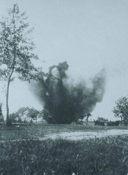 Vista Della Bomba Enorme Detonazione Sul Campo — Foto Stock