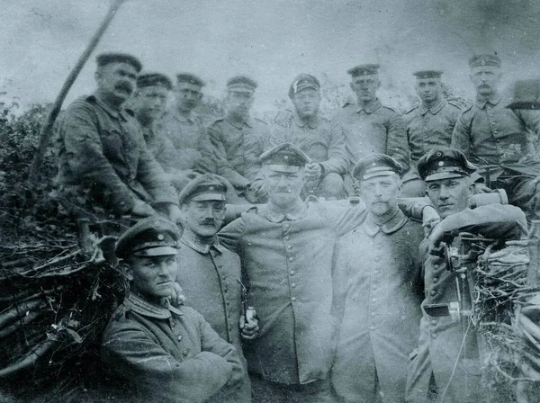 Группа Немецких Солдат Позирующих Окопах — стоковое фото