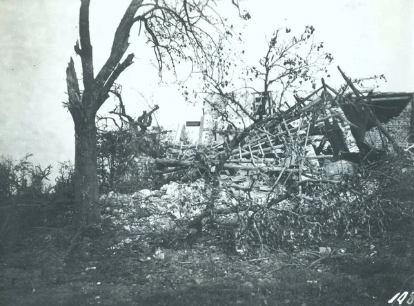 Vista Delle Rovine Della Piccola Casa Dopo Bombardamento — Foto Stock