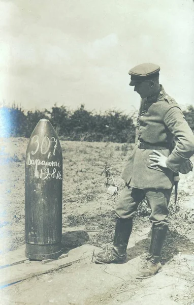 Soldat Allemand Inspectant Obus Mortier Bapaume — Photo