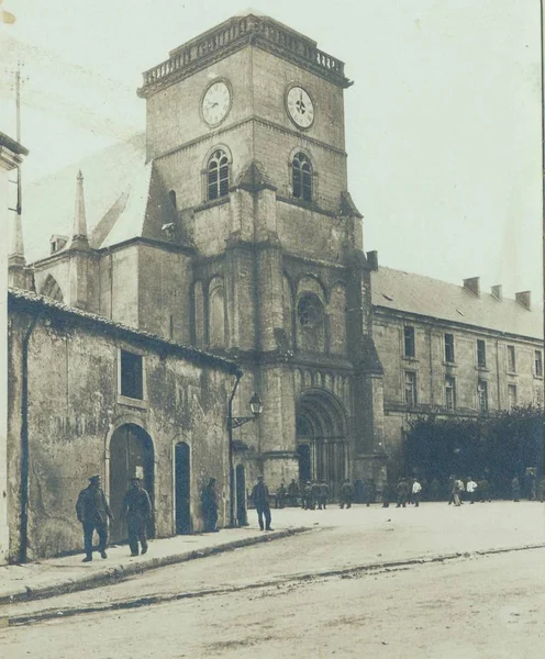 Deutsche Soldaten Vor Dem Großen Dom Der Stadt — Stockfoto