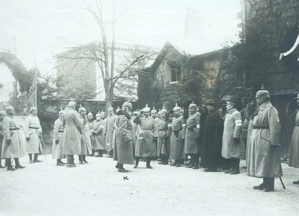 Duitse Soldaten Permanent Aandacht Voor Hooggeplaatste Officier — Stockfoto